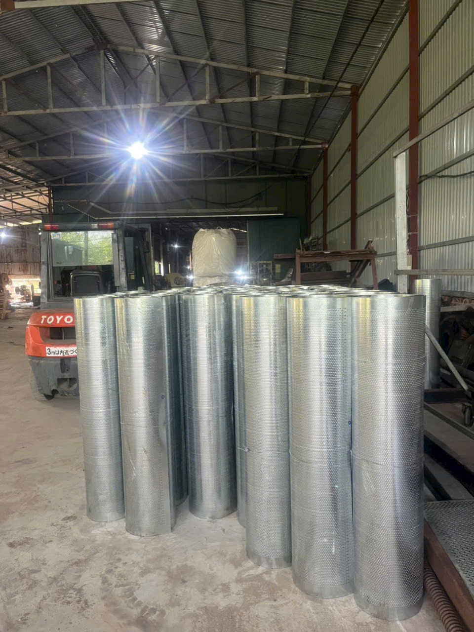 tôn đột lỗ dạng cuộn
